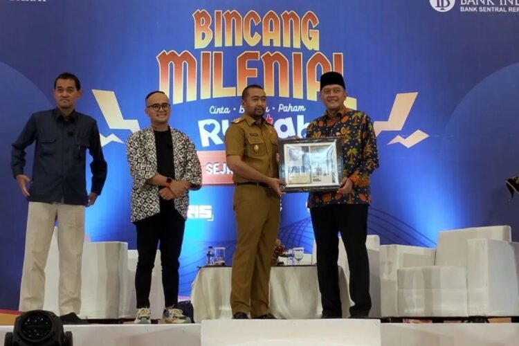 Program Bincang Milenial, BI Sumbar “Bongkar” Jejak Sejarah dalam Rupiah 1 EDUKASI- Kepala BI Perwakilan Sumbar Endang Kurnia Saputra menyerahkan cenderamata kepada Wakil Gubernur Sumbar Audy Joinaldy dalam kegiatan edukasi Cinta Bangga dan Paham Rupiah melalui Program Bincang Milenial.