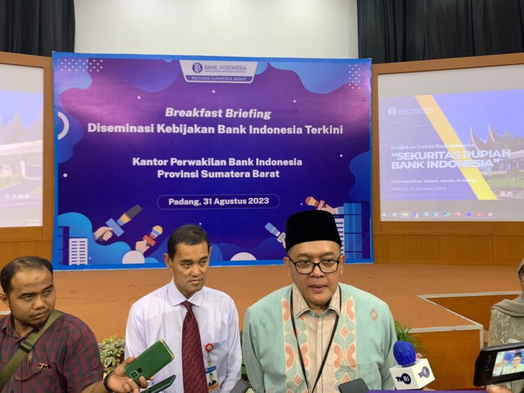 WAWANCARA— Kepala Perwakilan BI Sumbar, Endang Kurnia saat diwawancarai wartawan.