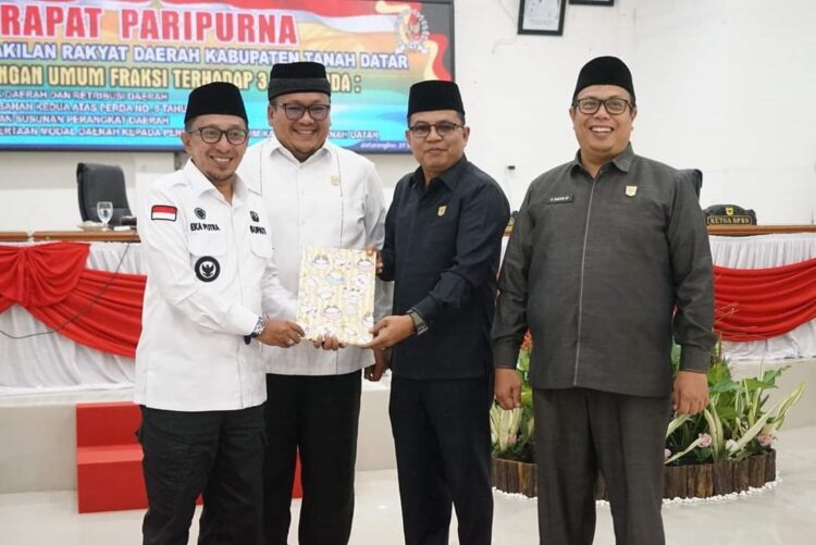 PANDANGAN FRAKSI—Pimpinan DPRD Tanahdatar menyerahkan nota pandangan fraksi terhadap 3 ranperda kepada Bupati Eka Putra.