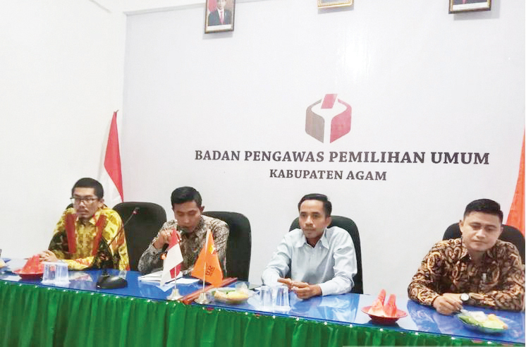 Bawaslu Agam Catat 11 Kerawanan Saat Penyusunan DPTb Pemilu 1 RAPAT KOORDINASI— Ketua Bawaslu Agam Suhendra memimpin rapat koordinasi pengawasan penyusunan daftar pemilih tambahan di kantor Bawaslu Agam, Rabu (13/9).