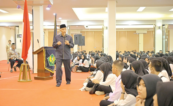 SEMANGATI MABA— Gubernur Sumbar, Mahyeldi Ansharullah, saat membuka agenda Pengenalan Kehidupan Kampus Bagi Mahasiswa Baru (PKKMB), Kamis (14/9).