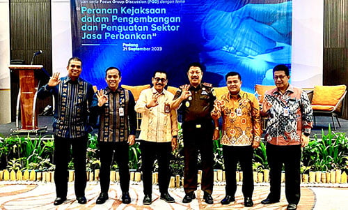 FOTO BERSAMA— Direktur Utama Bank Nagari Muhamad Irsyad, Kajati Sumbar Asnawi, Komisaris Utama Bank Nagari Benni Warlis, dan jajaran direksi foto bersama usai PKS, Kamis (21/9).