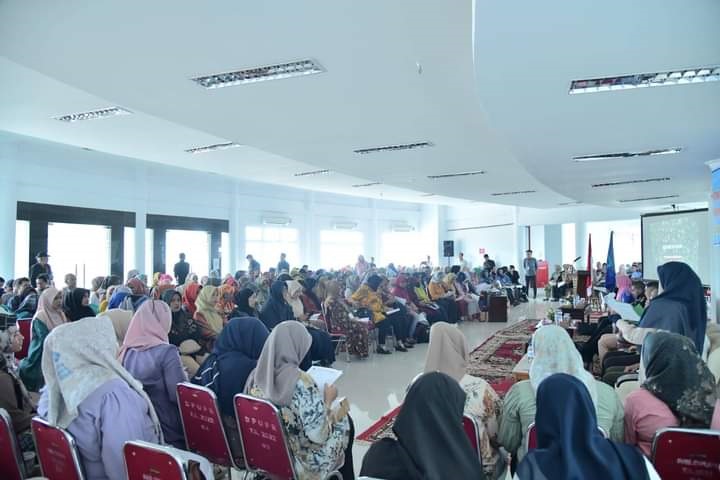 HADIRI—Ratusan pelaku Usaha Mikro Kecil dan Menengah (UMKM) hadiri Sosialisasi Program Pengusaha Muda dan Pengusaha Perempuan bersama Wakil Gubernur Sumatera Barat Audy Joinaldy.