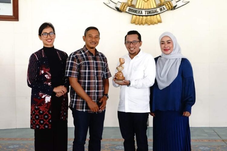 KUNJUNGAN KERJA— Bupati Tanahdatar dan Bupati Pacitan didampingi isteri berfoto bersama dalam kunjungan kerjanya di Kabupaten Pacitan, Sabtu (16/9).