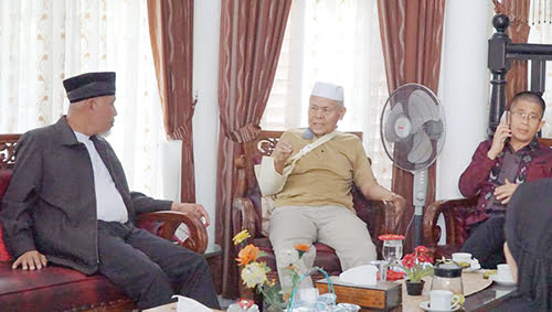 Gubernur Bezuk Mantan Wawako Padang Emzalmi, “Alhamdulillah, Kondisi Orang Tua kita Makin Membaik” 1 MAKIN MEMBAIK— Gubernur Mahyeldi Ansharullah, membezuk mantan Wawako Padang, Emzalmi, di kediamannya setelah sempat dirawat di rumah sakit akibat terpeleset. Saat ini, kondisi pamong senior itu makin membaik saat dilihat gubernur beserta jajaran pejabat Pemprov, Rabu (27/9).