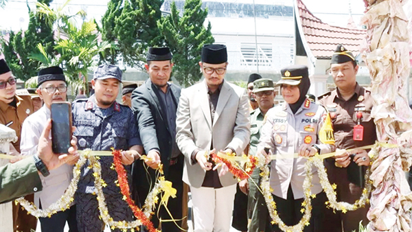 Pertama Kalinya, Bukittinggi Miliki Kampung Bebas Narkoba 1 GUNTING PITA— Walikota Bukittinggi Erman Safar melakukan pengguntingan pita peresmian Kampung Bebas Narkoba di Kelurahan Campago Ipuah, Kecamatan Mandiangin Koto Selayan (MKS), Selasa (12/9).