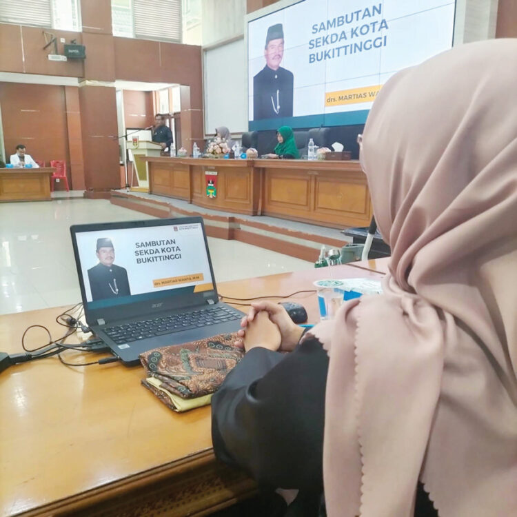 Perkuat Layanan Kesehatan, RSUD Bukittinggi Jalin Pembinaan Rujukan Pelayanan Bersama 1 SAMBUTAN— Sekdako Bukittinggi Martias Wanto saat memberikan sambutannya dalam dalam pengenalan program PONEK, Jumat (15/9).