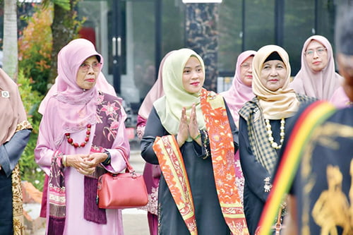 Bundo Kanduang Agam Sosialisasi Adat di SMPN 1 Tilkam 1 SOSIALISASI ADAT BUDAYA— Penasehat sekaligus Plt Ketua Bundo Kanduang Kabupaten Agam, Bundo Yenni Andri Warman hadir memberikan sosialisasi adat budaya bagi siswa dan majelis guru di SMP Negeri 1 Tilatang Kamang, Jumat (22/9).
