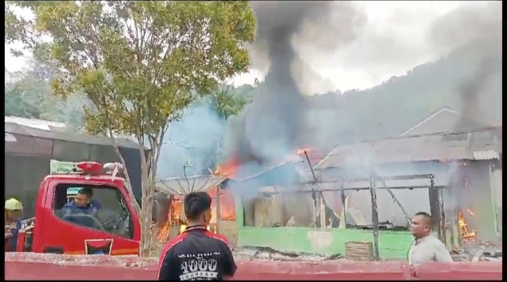 Rumah Penjaga Sekolah Ludes Terbakar 1 KEBAKARAN— Petugas Damkar melakukan penyemprotan air untuk memadamkan kebakaran rumah penjaga SDN 12 Teluk Kabung Tengah, Kota Padang.