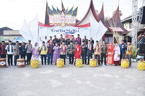 FestDaMa-K44 Resmi Ditabuh, Kenalkan Seni Budaya Asli Salingka Danau Maninjau 1 FOTO BERSAMA— Kadisdikbud Kabupaten Agam, Isra, hadiri pembukaan FestDaMa-K44 tahun 2023, di Halaman Balairung KAN Maninjau, Kecamatan Tanjung Raya, Sabtu (16/9).