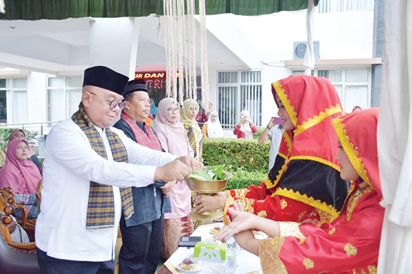 Festival Budaya 2023, Sekda: Jaga Tradisi Warisan tak Benda 1 SIRIAH CARANO— Sekda Agam Edi Busti, disambut siriah carano sekaligus membuka secara resmi Festival Budaya 2023 di halaman kantor Dinas Pendidikan dan Kebudayaan Kabupaten Agam, Rabu (6/9).