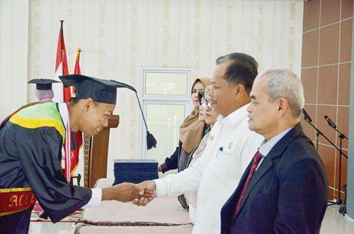 Wisuda Accenter Bougenville Angkatan XXIV, Isra: Pencetak Tenaga Kerja di Kabupaten Agam 1 WISUDA— Kepala Disdikbud Agam, Isra menyalami wisudawan Accenter Bougenville Angkatan XXIV PPLKT 1 Tahun di Balairung Rumah Dinas Bupati Agam, Lubuk Basung, Rabu (20/9).