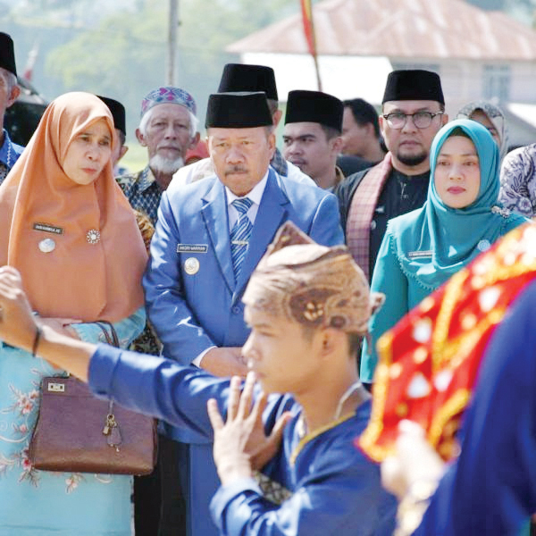 TARI GALOMBANG— Bupati Agam Andri Warman disambut Tari Galombang saat akan menyaksikan sekaligus memimpin sertijab Wali Nagari Sungai Tanang, Jumat (8/9).