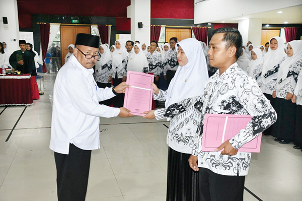 456 PPPK Guru di Agam Dilantik 1 SERAHKAN SK— Bupati Agam, Andri Warman serahkan SK pengangkatan sekaligus melantik dan mengambil sumpah 456 orang PPPK jabatan fungsional guru, di lingkungan Pemkab Agam, di Aula IPDN Baso, Rabu (6/9).