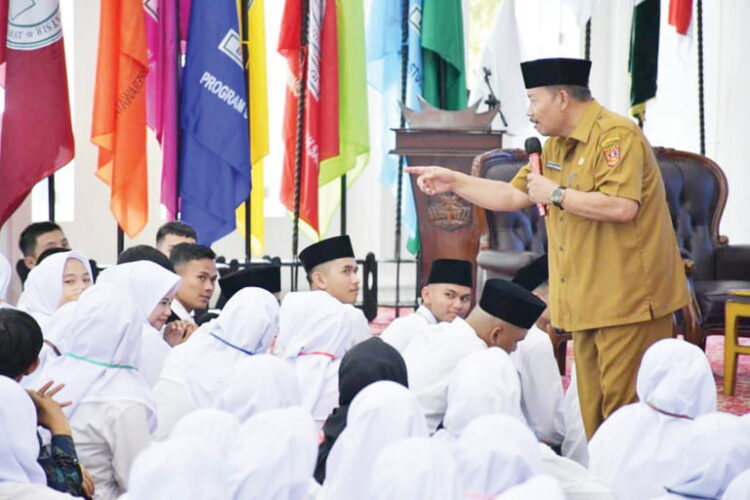 Bupati Agam Motivasi Mahasiswa Baru Universitas Mohammad Natsir 1 BERI MOTIVASI— Bupati Agam, Andri Warman hadir ditengah mahasiswa baru Universitas Mohammad Natsir Bukittinggi untuk memberikan motivasi di rumah dinas Walikota Bukittinggi,
Selasa (19/9).