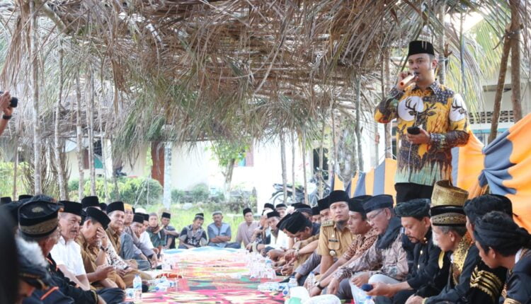 Bentuk Wujud Syukur Atas Limpahan Rezeki, Masyarakat Nagari Lubuak Tarok Gelar Berkaul Adat 1 ARAHAN—Bupati Benny memberi arahan saat pembukaan berkaul adat di Nagari Tarok.