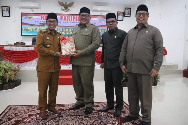 Bupati Sampaikan Nota Keuangan Ranperda APBD Perubahan 2023 1 SERAHKAN NOTA KEUANGAN— Bupati Eka Putra serahkan nota keuangan ranperda APBD Perubahan kepada Ketua DPRD H.Roni Mulyadi. Dt. Bungsu.