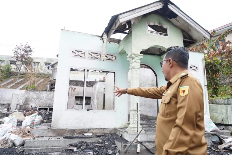 Senilai Rp42 Juta, Eka Putra Serahkan Bantuan Kebakaran di Nagari Rao-Rao 1 TINJAU—Bupati Eka Putra tinjau lokasi kebakaran.