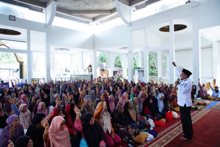 Bupati Ajak Masyarakat Manfaatkan Progul Makan Rendang 1 menyemangati -Bupati Eka Putra menyemangati penerima PKM PKH. (chandra antoni)