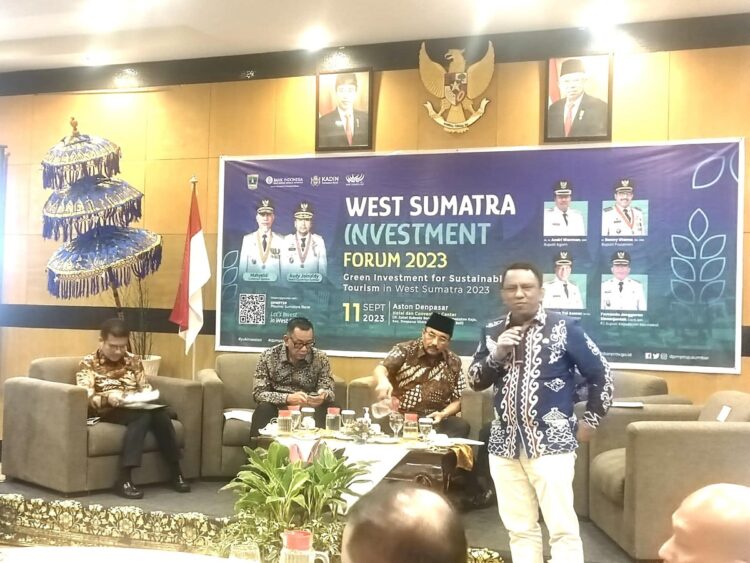 PRESENTASI— Pj Bupati Kepulauan Mentawai Fernando Jongguran Simanjuntak menyampaikan presentasi terkait investasidan menjual keindahan Mentawai di hadapan investor lokal dan mancanegara saat kegiatan West Sumatera Investment Forum (WSIF), beberapa waktu lalu.
