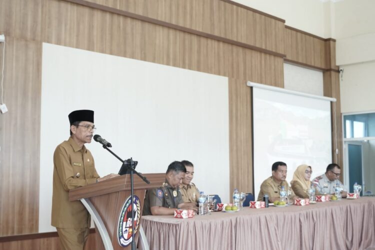 Teknologi Meningkatkan Efisiensi, Efektivitas dan Transparansi 1 SAMBUTAN—Bupati LImapuluh Kota Safaruddin berikan sambutan saat membuka Bimbingan Teknis (Bimtek) Aplikasi Srikandi bagi admin Srikandi, Selasa (12/9) di Aula Dispusip, Sarilamak.