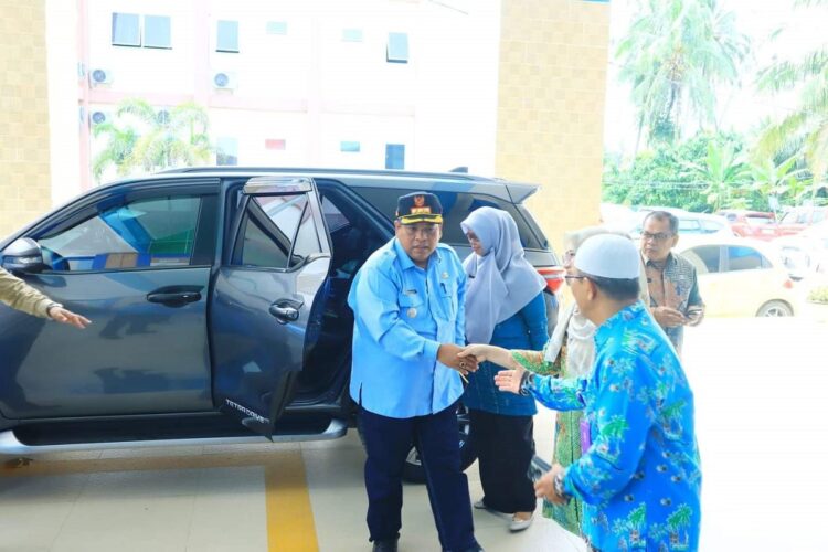 Pemkab Padangpariaman Komit Tingkatkan Pelayanan RSUD 1 KUNJUNGI RSUD— Bupati Suhatri Bur mengunjungi RSUD Padangpariaman, dan disambut Sekretaris RSUUD H Darmadi.