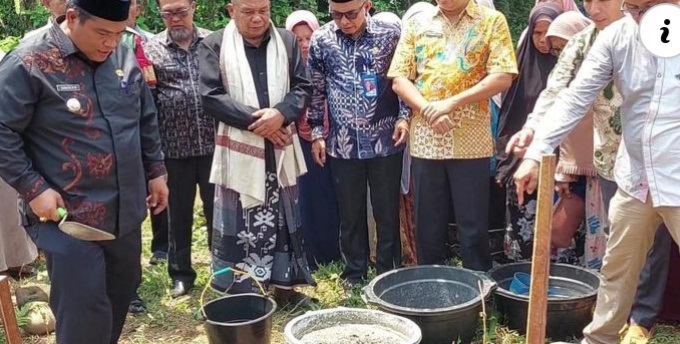 Bupati Padangpariaman Dukung Pembangunan MCK Ponpes Madinatul Ilmi Islamiyyah 1 BATU PERTAMA— Bupati Padangpariaman Suhatri Bur melakukan peletakan batu pertama pembangunan MCK di Ponpes Madinatul Ilmi Islamiyyah.