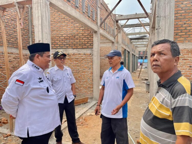 Pembangunan Pasar Pakandangan Dikebut 1 PENINJAUAN PASAR—Bupati Padangpariaman Suhatri Bur melakukan monitoring pengerjaan Pasar Pakandangan.