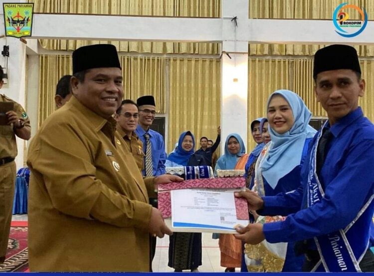 PENGUKUHAN GURU PENGGERAK—Bupati Padangpariaman Suhatri Bur  mengukuhkan para guru penggerak.