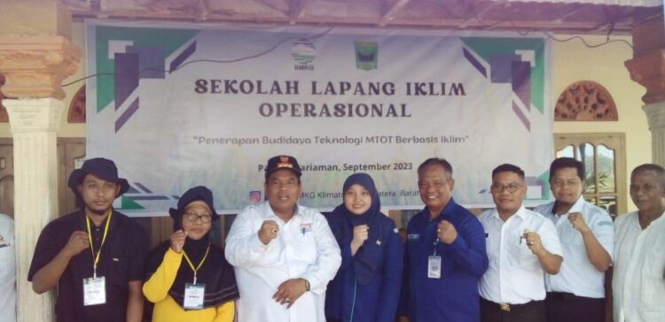 Tingkatkan Hasil Panen Masyarakat Petani, Petani Perlu Pendidikan SLI 1 FOTO BERSAMA—Bupati Padangpariaman Suhatri Bur usai kegiatan foto bersama.