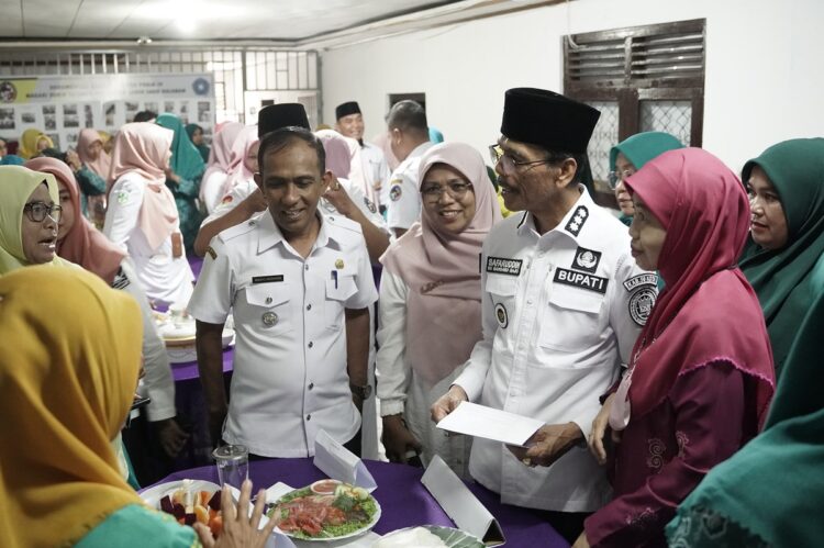 Turunkan Angka Stunting, Luncurkan Lumbuang Nagari 1 PELUNCURAN LABUANG NAGARI— Bupati Safaruddin beserta istri saat berbincang dengan Kader KB, Bidan dan PKK dalam acara peluncuran Lumbuang Nagari di Bukik Sikumpa