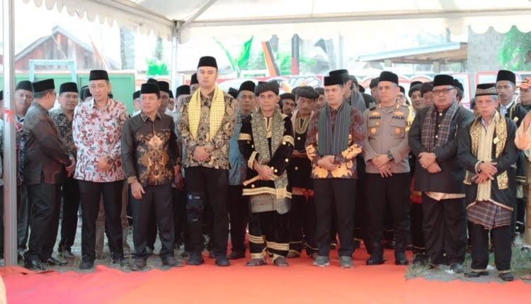 Dihadiri Bupati dan Wabup Sijunjung, Agustar Resmi Menyandang Gala Dt. Sarurajo Suku Melayu Muaro Takung 1 PELEWAAB GALA— Bupati dan Wakil Bupati Sijunjung, Benny Dwifa Yuswir dan Iraddatillah menghadiri prosesi melewakan Gala Sako
Dt. Sarurajo yang dijabat oleh Agustar dari Suku Melayu.