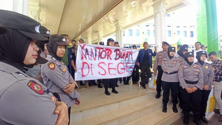 Demo Peringatan Hari Tani Nasional, Kantor Bupati Limapuluh Kota Disegel Mahasiswa 1 DISEGEL— Mahasiswa Politeknik Pertanian Negeri Payakumbuh menyegel Kantor Bupati Limapuluh Kota.