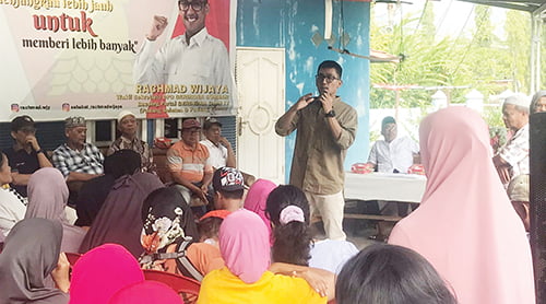 Rachmad Wijaya, Caleg Muda Gerindra yang Bergerak Bersama Masyarakat 1 BERTEMU WARGA— Bacaleg DPRD Kota Padang dari Partai Gerakan Indonesia Raya (Gerindra) Rachmad Wijaya, terus bergerak bertemu masyarakat di daerah pemilihannya (Dapil) 5. Setiap berdialog, puluhan orang ditemuinya di satu titik, seperti saat pertemuan di Jati Rumah Gadang, Kelurahan Jati, Kecamatan Padang Timur.