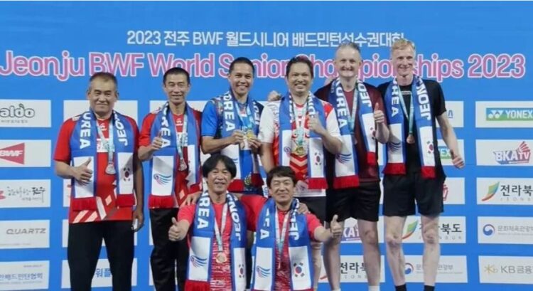Para Legenda Bulu Tangkis Indonesia Berjaya di Kejuaraan Dunia Senior 2023 1 PODIUM JUARA— Hariyanto Arbi/Marleve Mainaky di podium juara ganda putra 50+ Kejuaraan Dunia Senior 2023.
