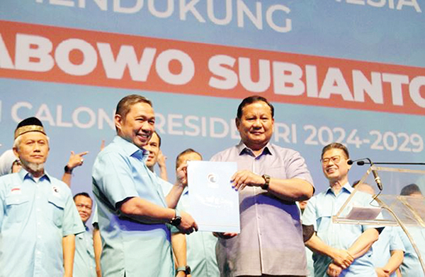 AMUNISI TAMBAHAN— Ketua Umum Partai Gerindra Prabowo Subianto menerima dukung dari Partai Gelora di Djakarta Theatre, Jakarta, Sabtu (2/9).