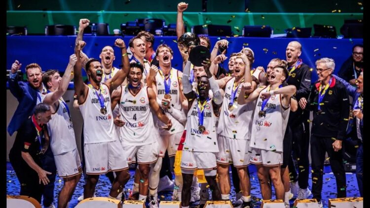 Tundukkan Serbia, Jerman Juarai Piala Dunia FIBA 2023 1 RAYAKAN JUARA— Para pemain tim nasional Jerman bersama pelatih kepala mereka Gordon Herbert (kanan) merayakan keberhasilan menjuarai Piala Dunia FIBA 2023, setelah menang atas Serbia.