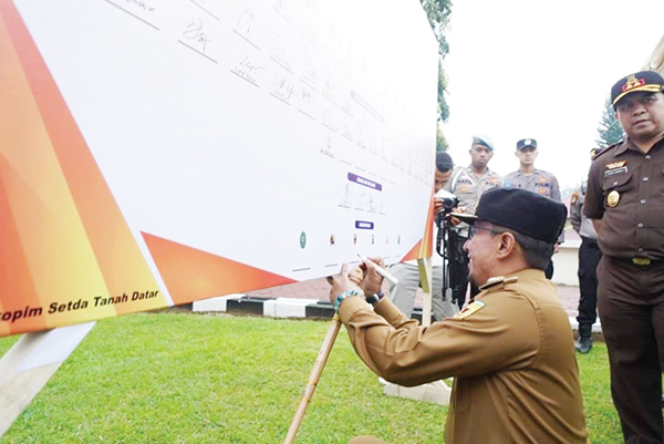 Tanahdatar Deklarasikan Pemilu Damai 2024, Sepakati 3 Hal Terkait Pemilu dan Pilwana 1 TANDATANGAN— Bupati Eka Putra bubuhkan tandatangan usai pelaksanaan apel deklarasi damai Pemilu 2024, Selasa (5/9).