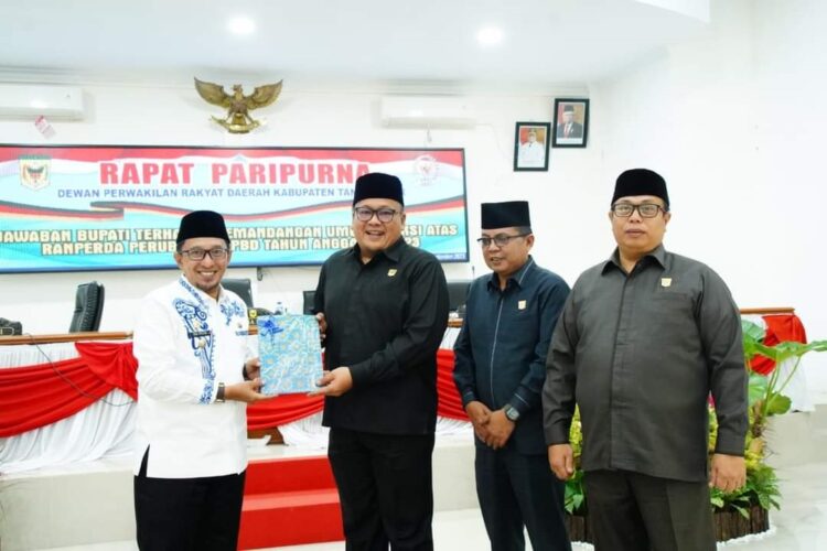 Ranperda Perubahan APBD Tahun Anggaran 2023, Bupati Sampaikan Jawaban Pandangan Umum Fraksi DPRD 1 TERIMA NOTA JAWABAN— Ketua DPRD H.Roni Mulyadi. Dt. Bungsu menerima nota jawaban dari Bupati Eka Putra.