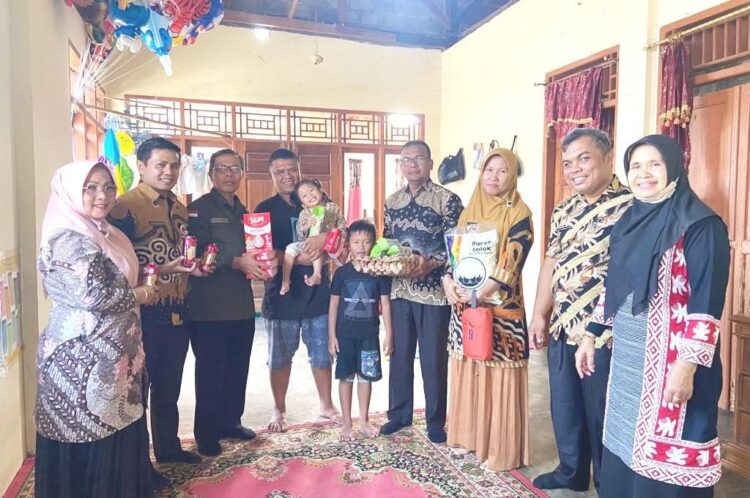 SERAHKAN BANTUAN —Dinas Pangan Kota Solok serahkan bantuan pangan pada warga untuk mendorong percepatan penanganan dan pencegahan stunting.