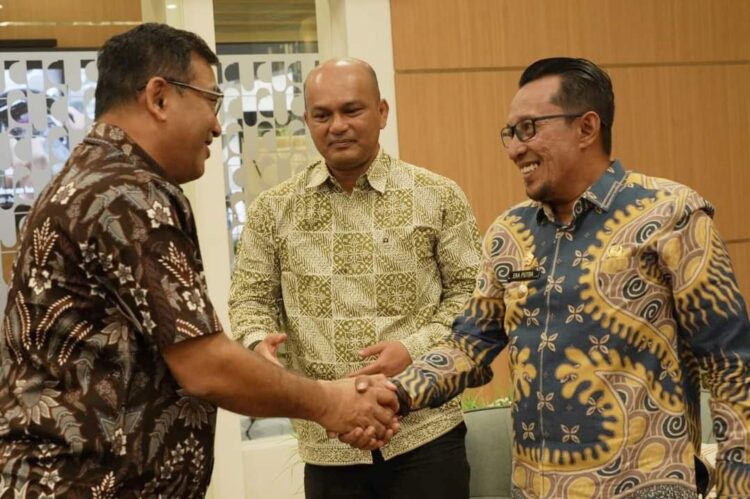 Datangi Kementerian PUPR, Bupati Eka Putra Perjuangkan Perbaikan Jalan Provinsi di Tanahdatar 1 KUNJUNGI KEMENTERIAN PUPR— Bupati Eka Putra didampingi Kadis PUPR Tanahdatar Ten Ferry, bersalaman dengan Kepala Balai Besar Pelaksanaan Jalan Nasional II Sumatera Barat Thabrani, saat kunjungan kerja ke Jakarta.