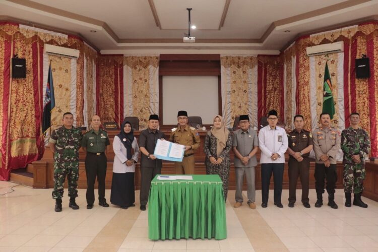 PENGESAHAN— Pj Wali Kota Payakumbuh Rida Ananda bersama Ketua DPRD Hamdi Agus usai menandatangi pengesahan Perubahan APBD TA 2023, saat rapat paripurna pengambilan keputusan terhadap Ranperda Perubahan APBD Kota Payakumbuh di ruang sidang DPRD, Senin (11/9).