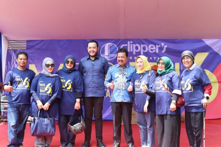 BERSAMA PERANTAU—Wali Kota, H. Fadly Amran, BBA Datuak Paduko Malano dan Wakil Wali Kota, Drs. Asrul, bersama perantau.