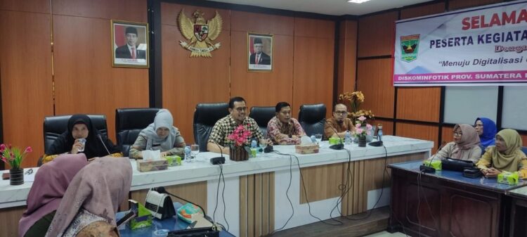 Upaya Capai Program 100.000 Entrepreneur, Diskominfo TIK Provinsi Sumbar Gelar Digitalisasi UMKM 1 GIAT— Kegiatan pengusaha kecil atau Usaha, Mikro, Kecil, dan Menengah, Dinas Informasi dan Statistik Provinsi Sumatera Barat bekerja sama dengan Dinas terkait melaksanakan Kegiatan Literasi Digital.