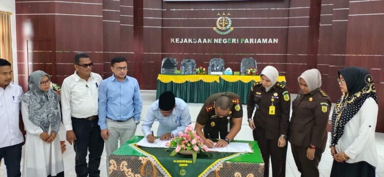 KERJA SAMA—Direktur PDAM Padangpariaman Aminuddin teken kerj asama dengan Kejaksaan Negeri Pariaman.