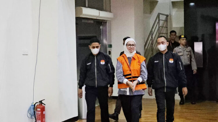 JADI TERSANGKA—Mantan Direktur Utama PT Pertamina Galaila Karen Kardinah alias Karen Agustiawan mengenakan rompi tahanan KPK, di Gedung KPK, Jakarta, Selasa (19/9).