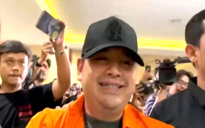 Bareskrim Sita 1 Senpi lagi dari Tangan Dito Mahendra 1 BURONAN DITANGKAP— Dito Mahendra tiba digedung Bareskrim usai ditangkap di Bali.