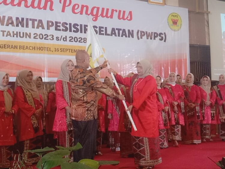 SERAHKAN PATAKA— Ketua Umum DPW  Perkumpulan Keluarga Pesisir Selatan (PKPS)  Sumbar, S Budi Syukur, SH Dt. Bandaro Jambak menyerahkan bendera pataka kepada ketua umum terpilih PWPS Dr. Wiwik Marlis Rahman Msi,Sabtu (16/9).