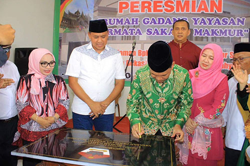 Dukungan Ranah dan Rantau Sangat Membantu, Genius Umar Resmikan Rumah Gadang Permata Sakato 1 RESMIKAN—Wako Pariaman H Genius Umar saat meresmikan rumah gadang Yayasan Permata Sakato Makmur, Bekasi Timur.