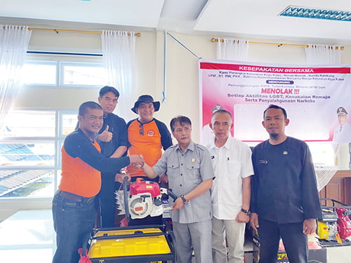 Melalui Dana Pokir, Erdison Nimli Serahkan Bantuan Alat Penanggulangan Bencana 1 SERAHKAN BANTUAN — Anggota DPRD Kota Bukittinggi Erdison Nimli menyerahkan secara simbolis bantuan alat penanggulangan banjir dan kebakaran kepada Pengurus KBLK Kayu Kubu di aula Kelurahan, Rabu (27/9).